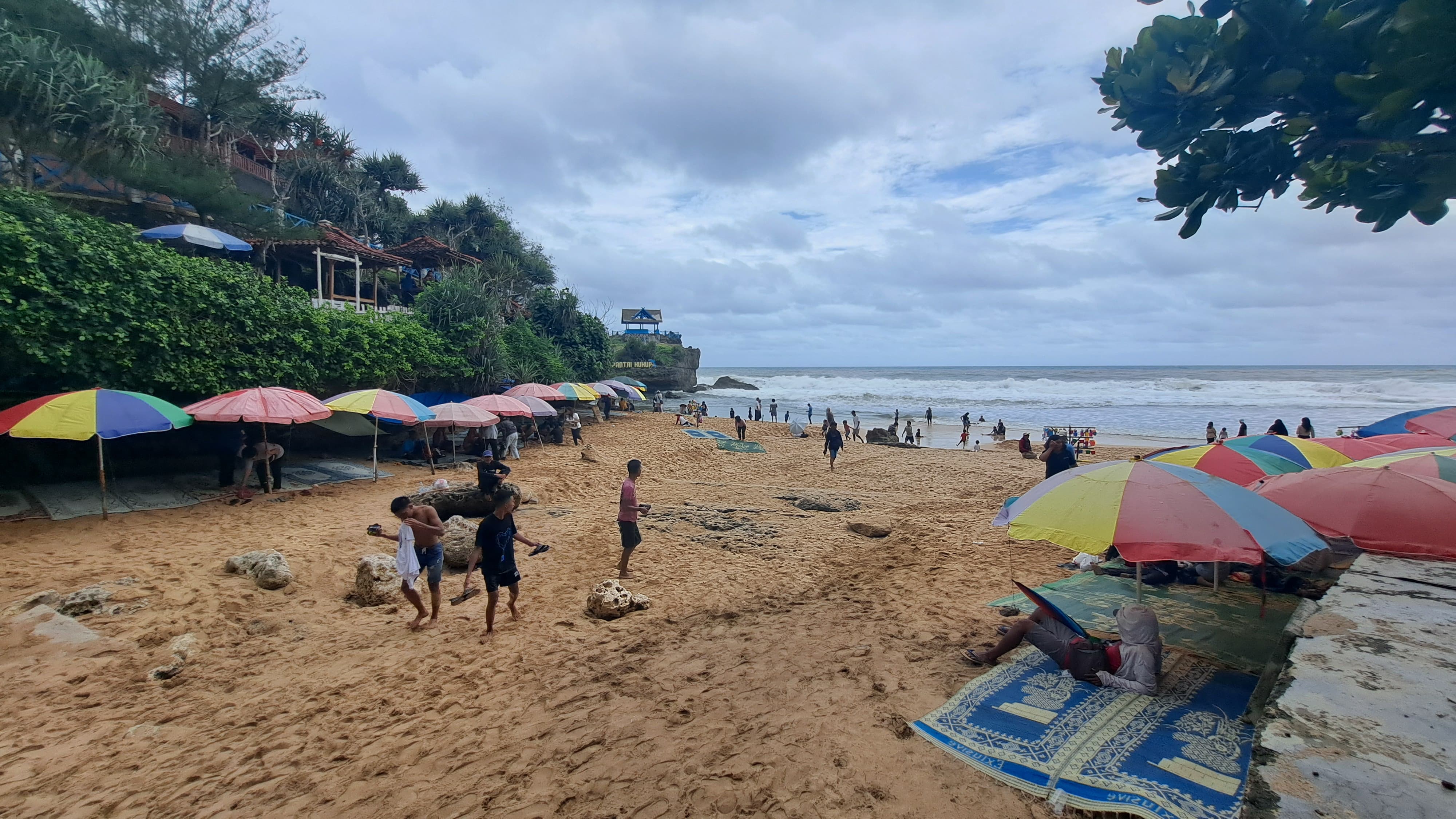 MAKIN RAMAI: Wisatawan memadati kawasan Pantai Kukup, Kalurahan Kemadang, Kapanewon Tanjungsari, Gunungkidul, Kamis  (26/12). Terjadi lonjakan jumlah wisatawan saat libur Nataru ini.  &nbsp;