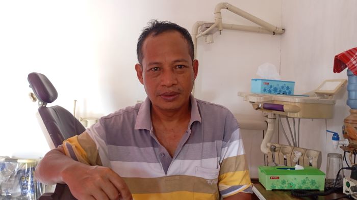 BANYAK KENANGAN: Maman, pemilik usaha ahli pasang gigi Failani Dental.