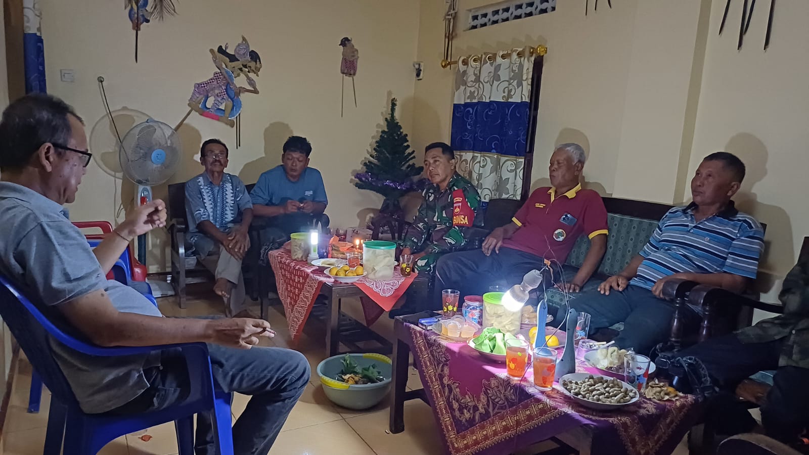 Momen umat muslim berkunjung ke rumah umat nasrani saat perayaan Natal 2024 pada Kamis (26/12) malam.