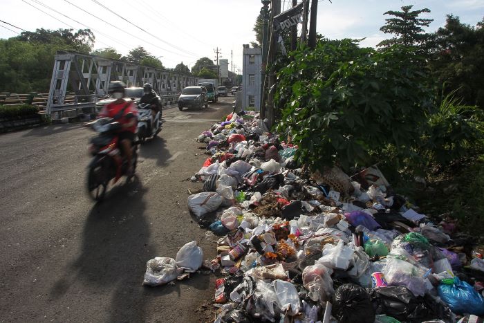 MENGGANGGU : Tumpukan sampah di sisi timur Jembatan Gembira Loka, Jalan Kusumanegara, Rejowinangun, Jogja, Jumat (27/12/2024).
