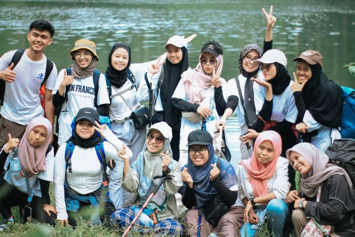 PENGALAMAN BARU: Arinda Qurnia Yulfidayanti saat berwisata melalui open trip ke Suku Badui.