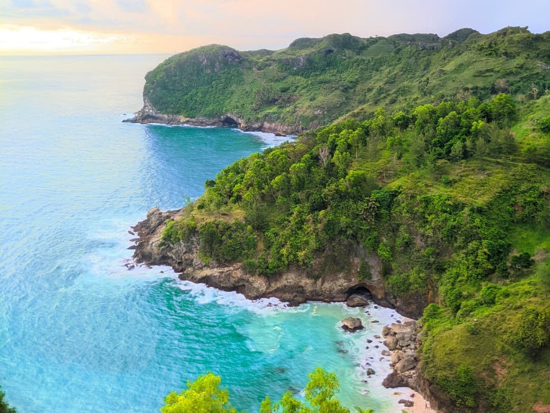 BANYU BIRU : Panorama keindahan Pantai Sawangan di Desa Karangduwur, Kecamatan Ayah, Kebumen.