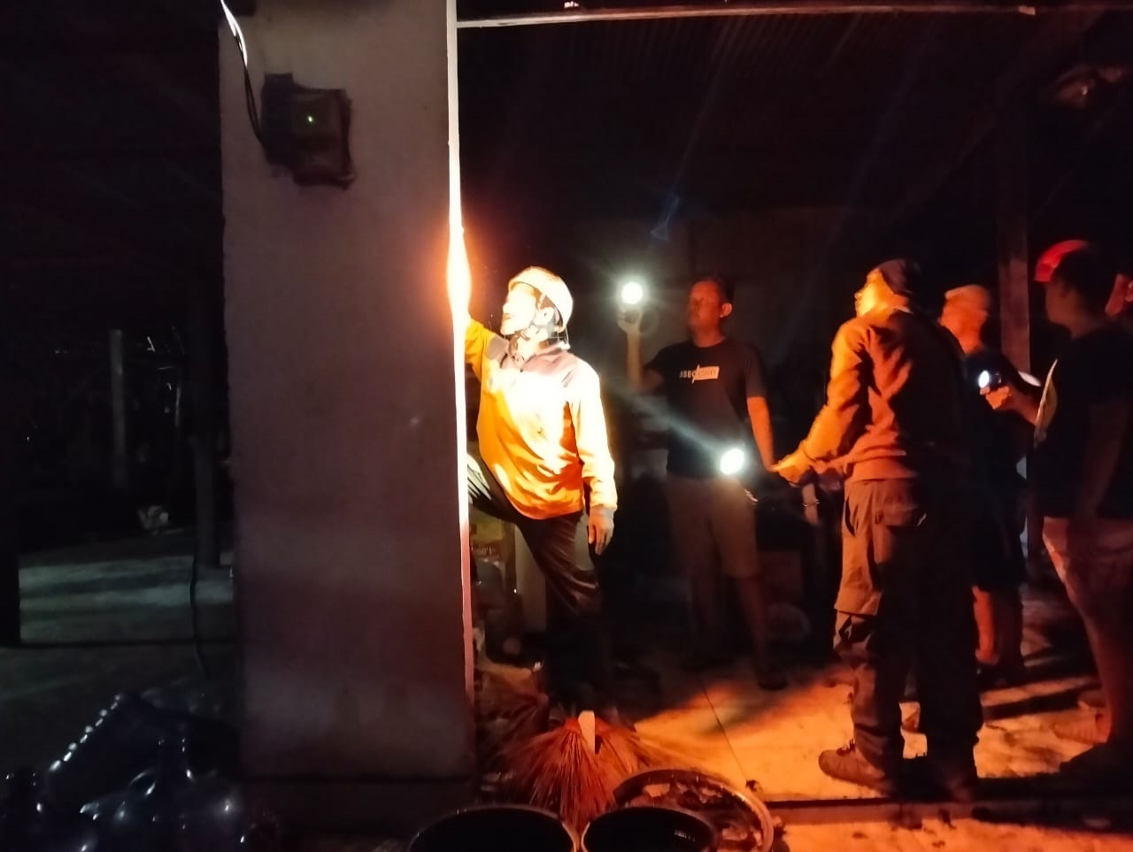 &nbsp;  Toko sembako hangus terbakar di Padukuhan Asem Lulang, Kalurahan Sidorejo, Kapanewon Ponjong, Gunungkidul, Jumat (27/12) sekitar pukul 02.30 WIB.