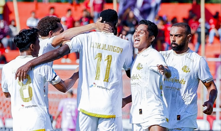 Selebrasi penggawa Arema usai kalahkan Semen Padang dalam lanjutan BRI Liga 1