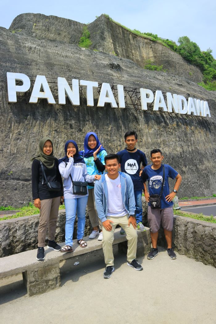 HEMAT BUDGET: Novie Novie Ananda bersama rekannya saat menikmati liburan menggunakan jasa open trip ke Bali.