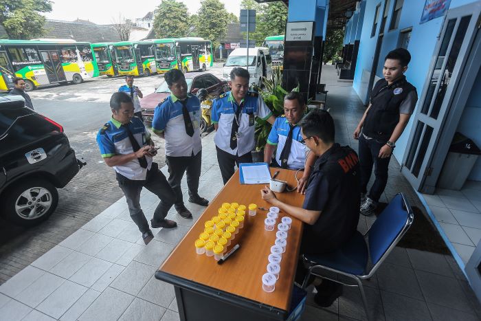 Petugas dari BNN Sleman saat melakukan tes urine kepada awak bus di Terminal Jombor dan Terminal Condongcatur Jumat (27/12/2024).