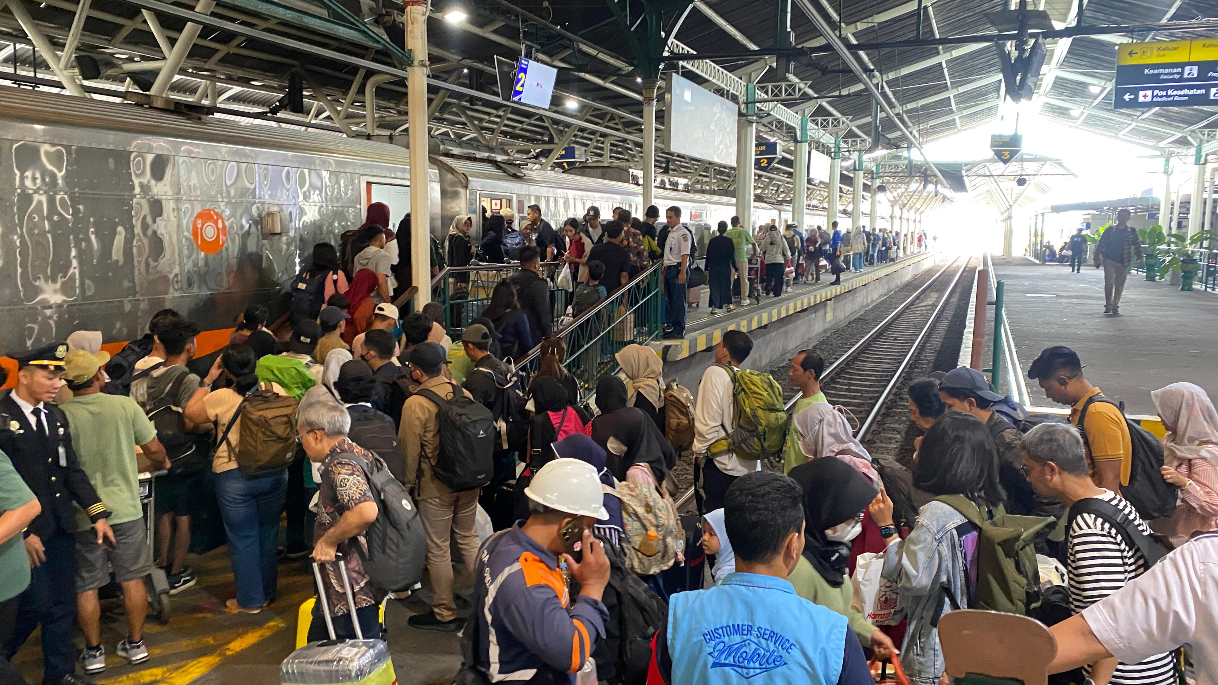 FOTO : Suasana Stasiun Tugu Yogyakarta yang dipenuhi penumpang saat libur Nataru, Sabtu (28/12/2024).
