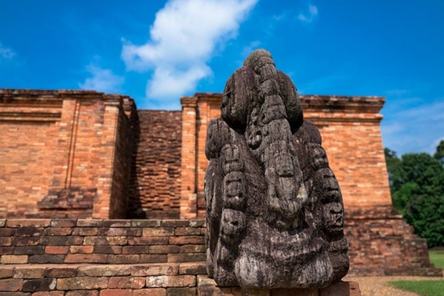 Berwisata ke komplek candi terbesar di Indonesia.