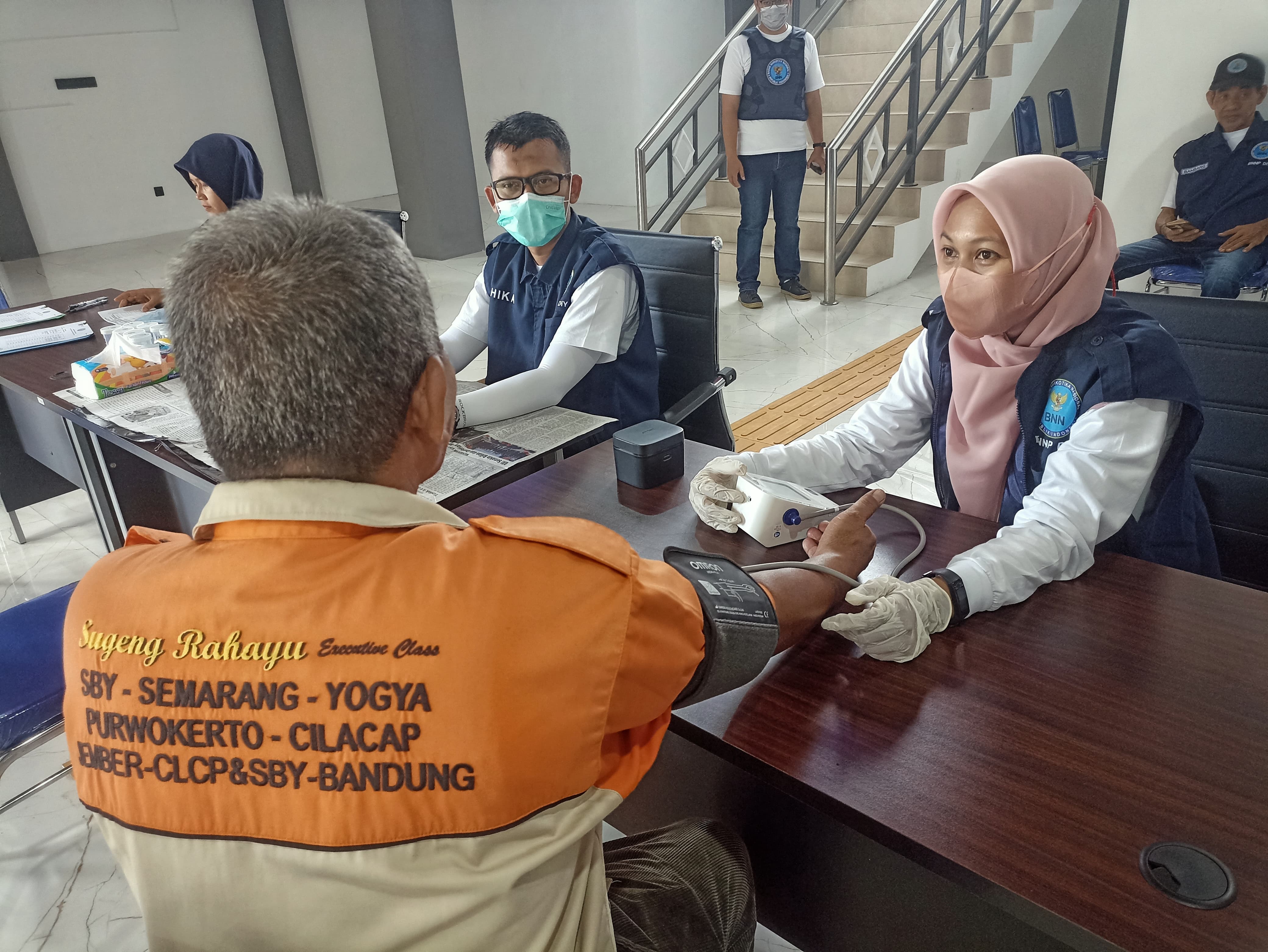Sopir dan awak bus berbagai perusahaan otobus menjalani pemeriksaan kesehatan dan tes urine di Terminal Giwangan, Kota Jogja, Jumat (27/12/2024).