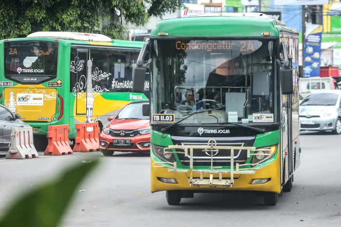 AKAN BERHENTI BEROPERASI: Armada teman bus Jogja skema buy the service (BTS) terparkir di Terminal Condongcatur, Depok, Sleman Sabtu (28/12/2024).