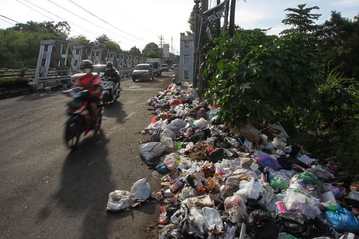 Tumpukan sampah di sisi timur Jembatan Gajahwong atau sekitar Gembira Loka Zoo.