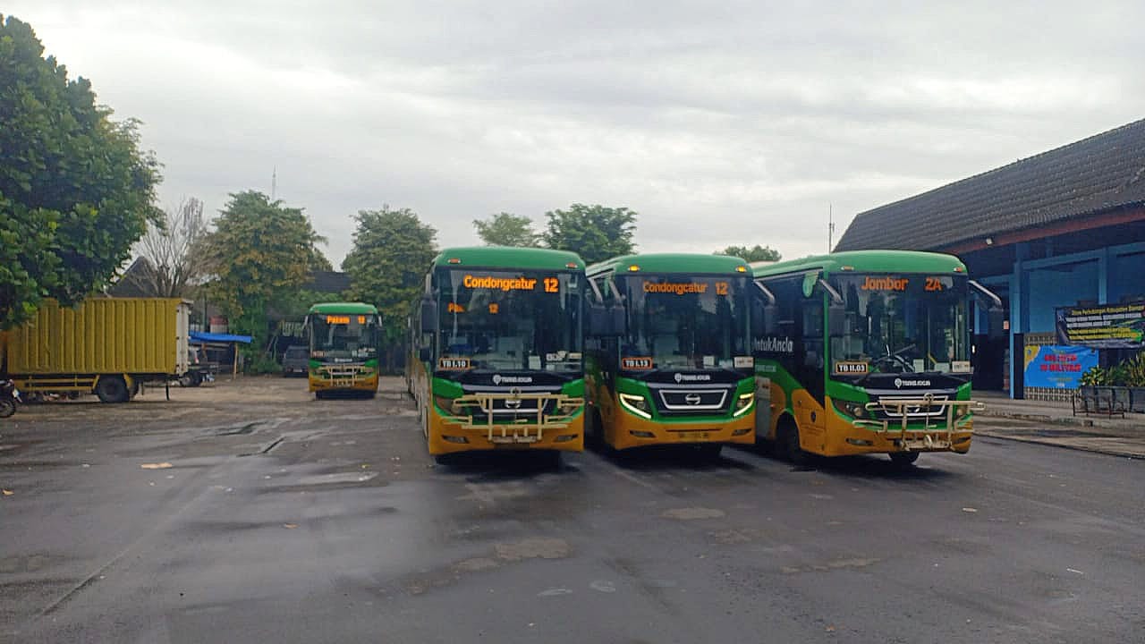 MINTA SOLUSI - Sejumlah armada Teman Bus terparkir di Terminal Condong Catur Sleman pada Minggu (29/12/2024).   (GUNAWAN/Radar Jogja)