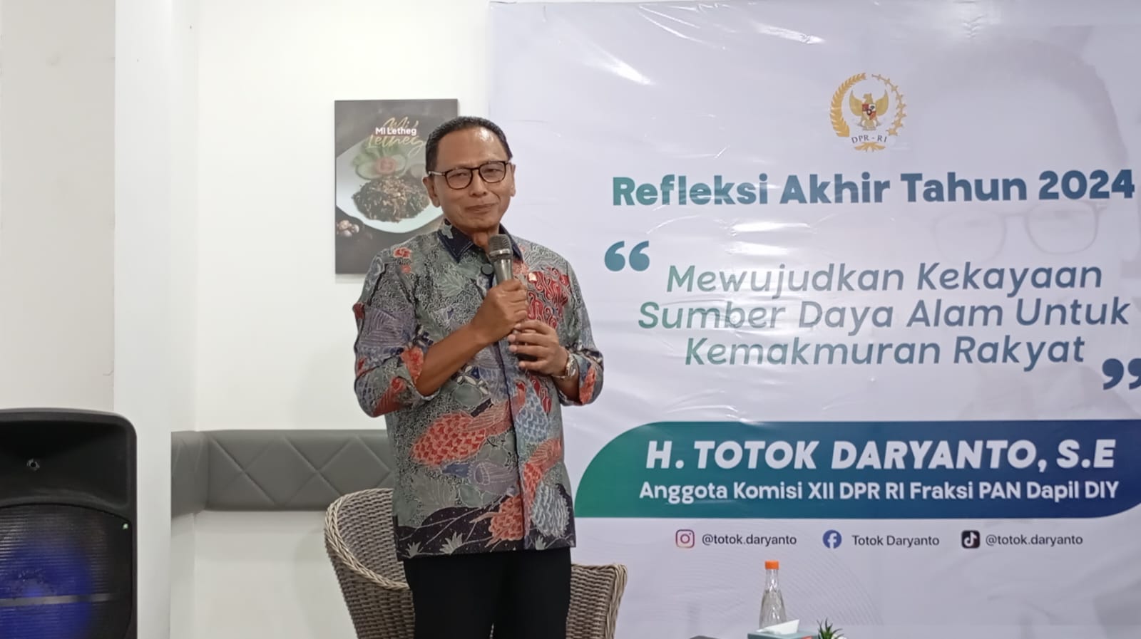 Anggota Komisi XII DPR RI Totok Daryanto mengisi diskusi di Dagadu Yogyatorium, Minggu (29/12). Dia mengusulkan pemerintah membentuk Badan Eksplorasi Nasional (BEN).  (IWAN NURWANTO/Radar Jogja)