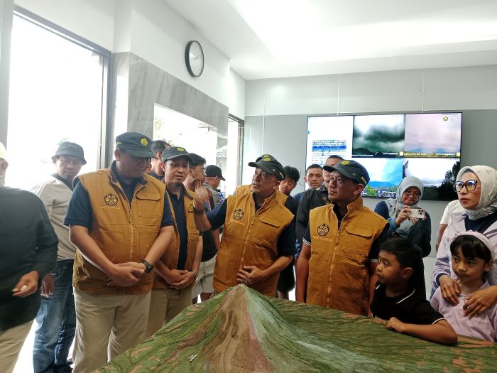 KUNKER: Menteri Energi dan Sumber Daya Mineral Bahlil Lahadalia saat mengunjungi Pos Pengamatan Gunung Merapi Minggu (29/12/2024).