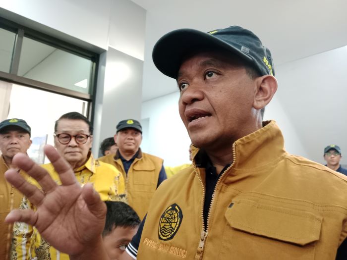 Bahlil Lahadalia saat mengunjungi Pos Pengamatan Gunung Merapi