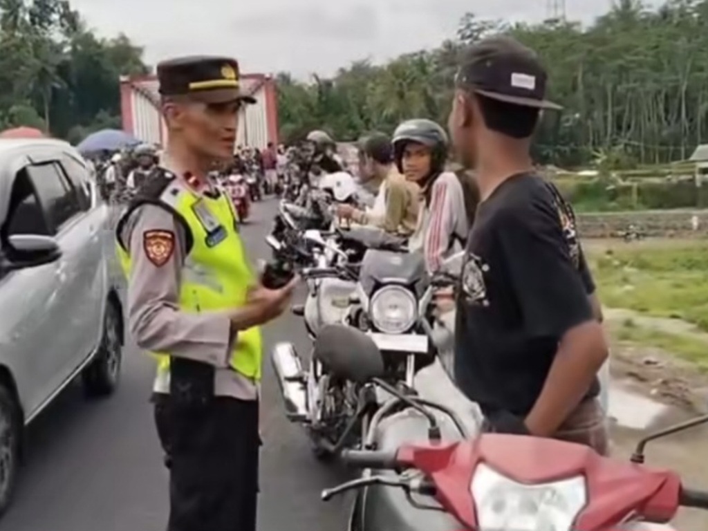 TEGAS: Wakapolsek Bandongan saat memberi teguran kepada para pemuda yang nongkrong di Jembatan Ngembik, Sabtu  (28/12).  &nbsp;