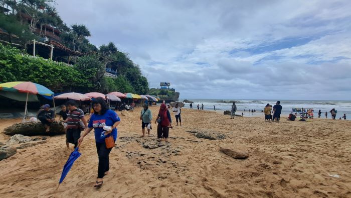 JADI JUJUKAN: Wisatawan memadati kawasan Pantai Kukup, Kemadang, Tanjungsari, Gunungkidul, Kamis (26/12/2024) lalu.