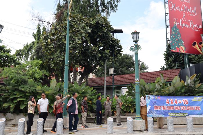 SIDAK LAPANGAN: Jajaran Komisi A DPRD Kota Jogja saat meninjau reklame yang tak berizin Senin (30/12/2024).