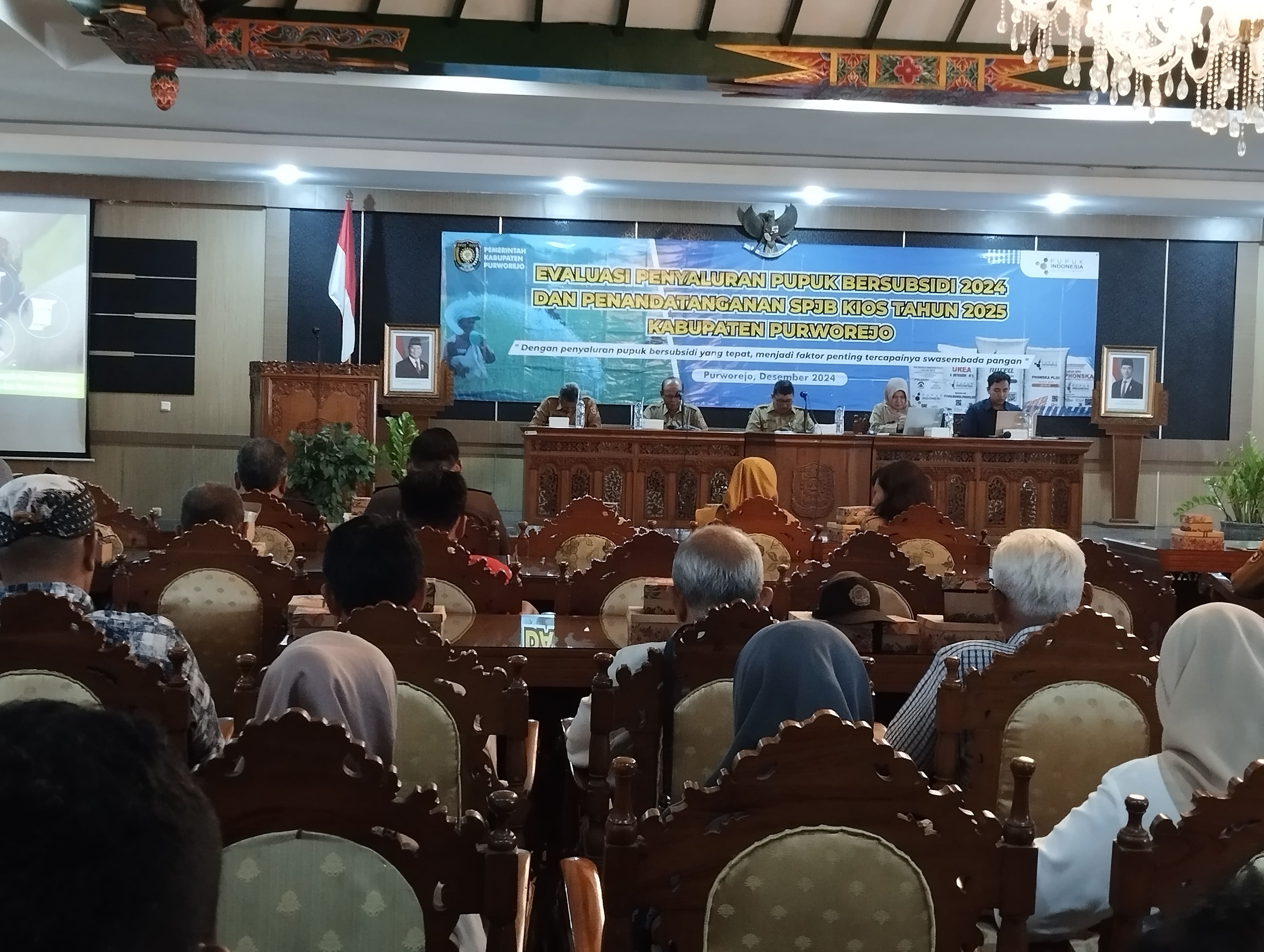 Kegiatan evaluasi penyaluran pupuk bersubsidi 2024 di Ruang Arahiwang, Setda Purworejo pada Senin (30/12).