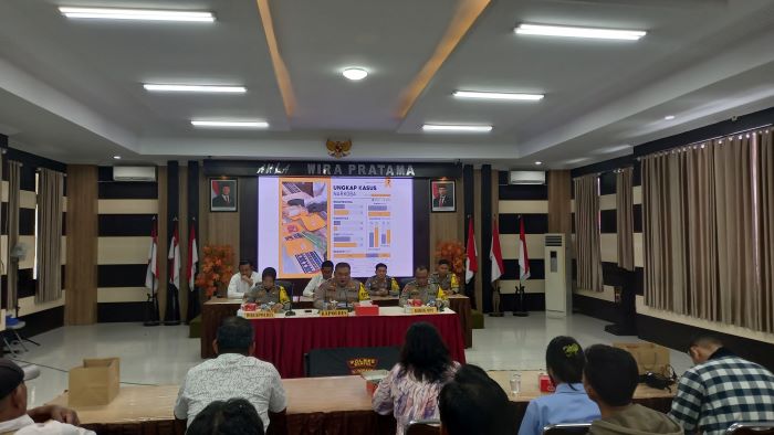 JUMPA PERS: Kapolres Bantul AKBP Michael Risakotta saat menjelaskan catatan kejadian di Bantul sepanjang 2024 Senin (30/12/2024).