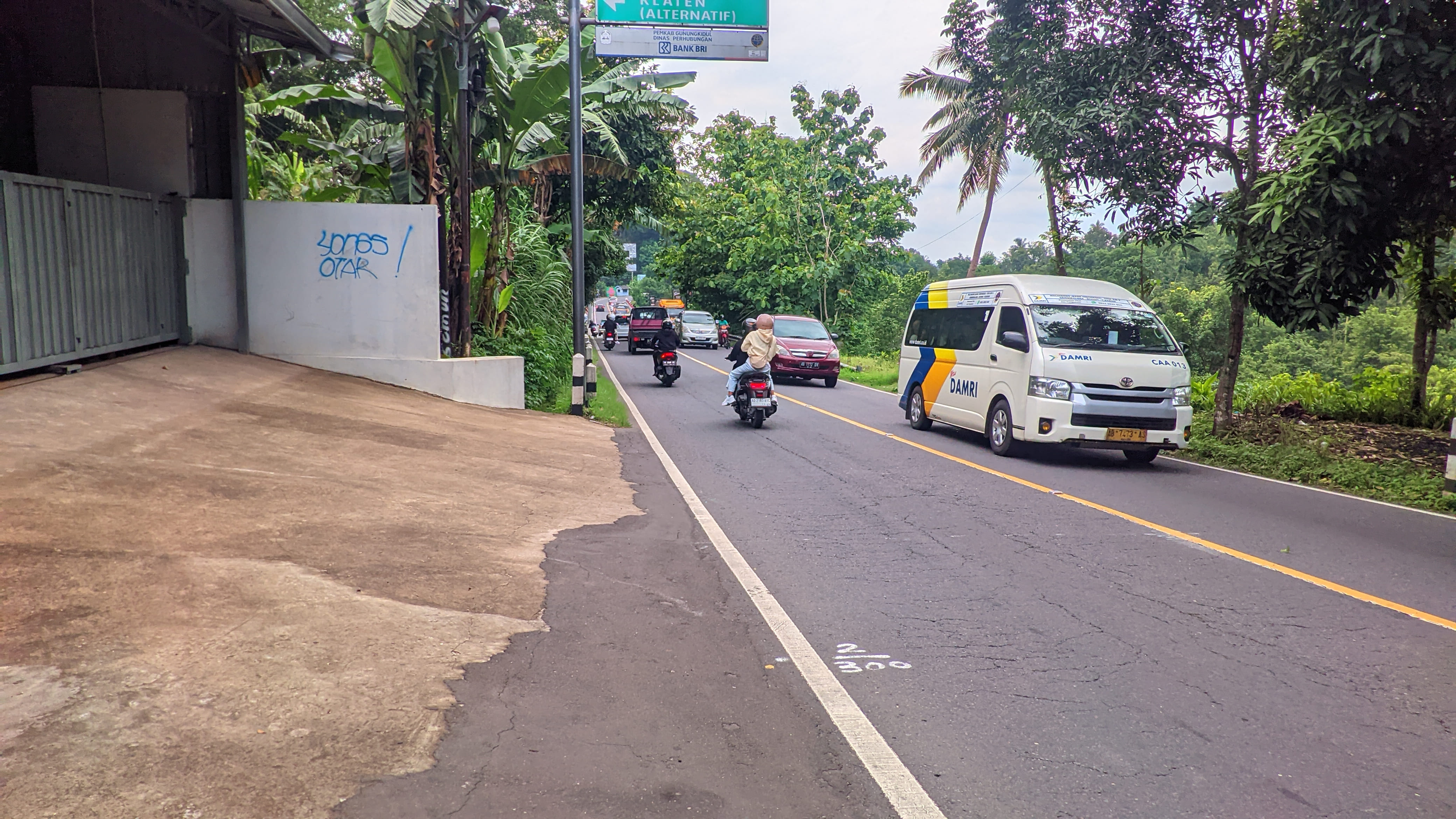 &nbsp;  &nbsp;  Kepadatan arus lalu lintas di Jalan Yogyakarta - Wonosari, Kapanewon Patuk, Gunungkidul, Senin (30/12) siang.