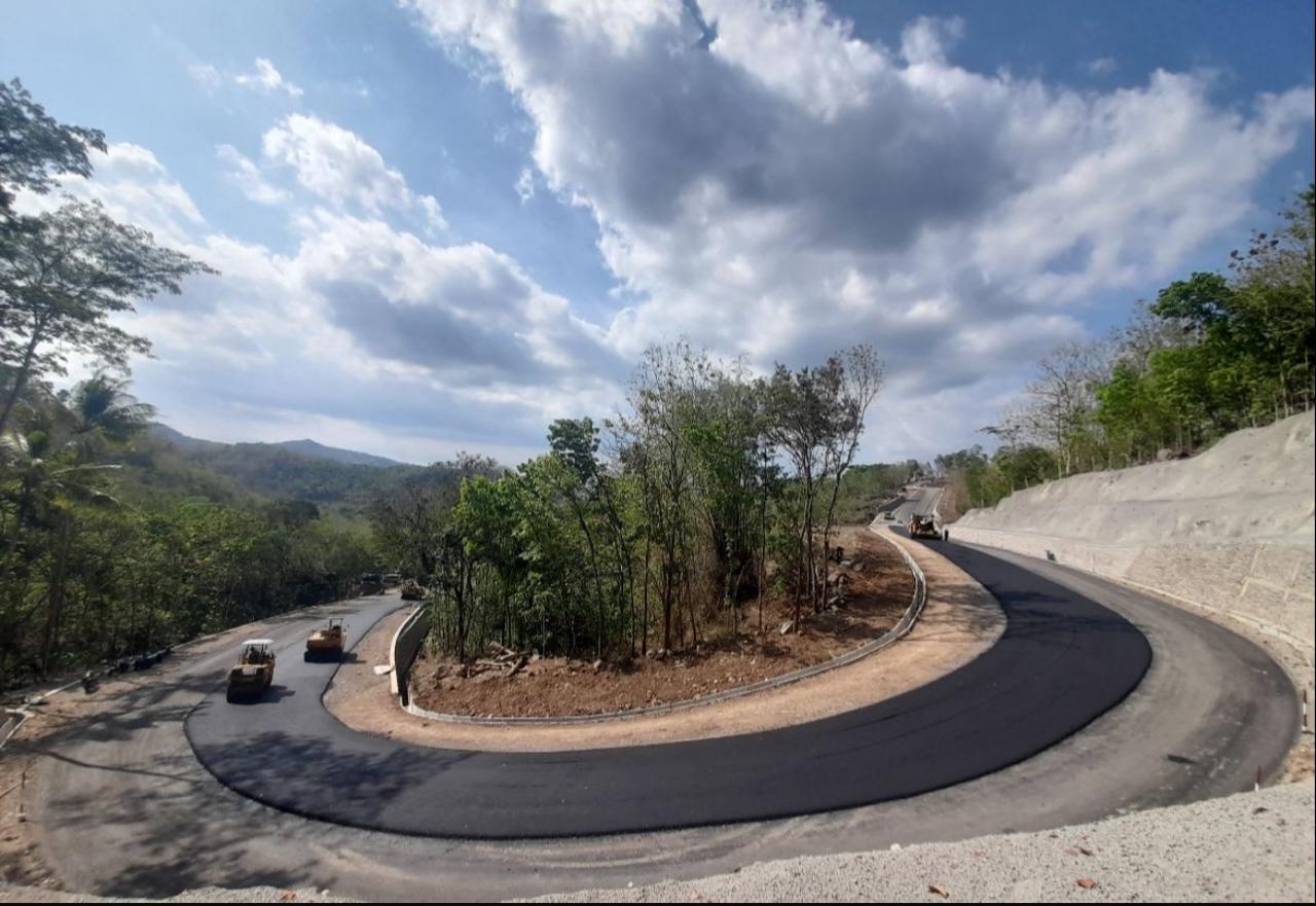 RAMPUNG : Proyek jalan pengganti tanjakan Bukit Clongop, Kapanewon Gedangsari, Gunungkidul.&nbsp;