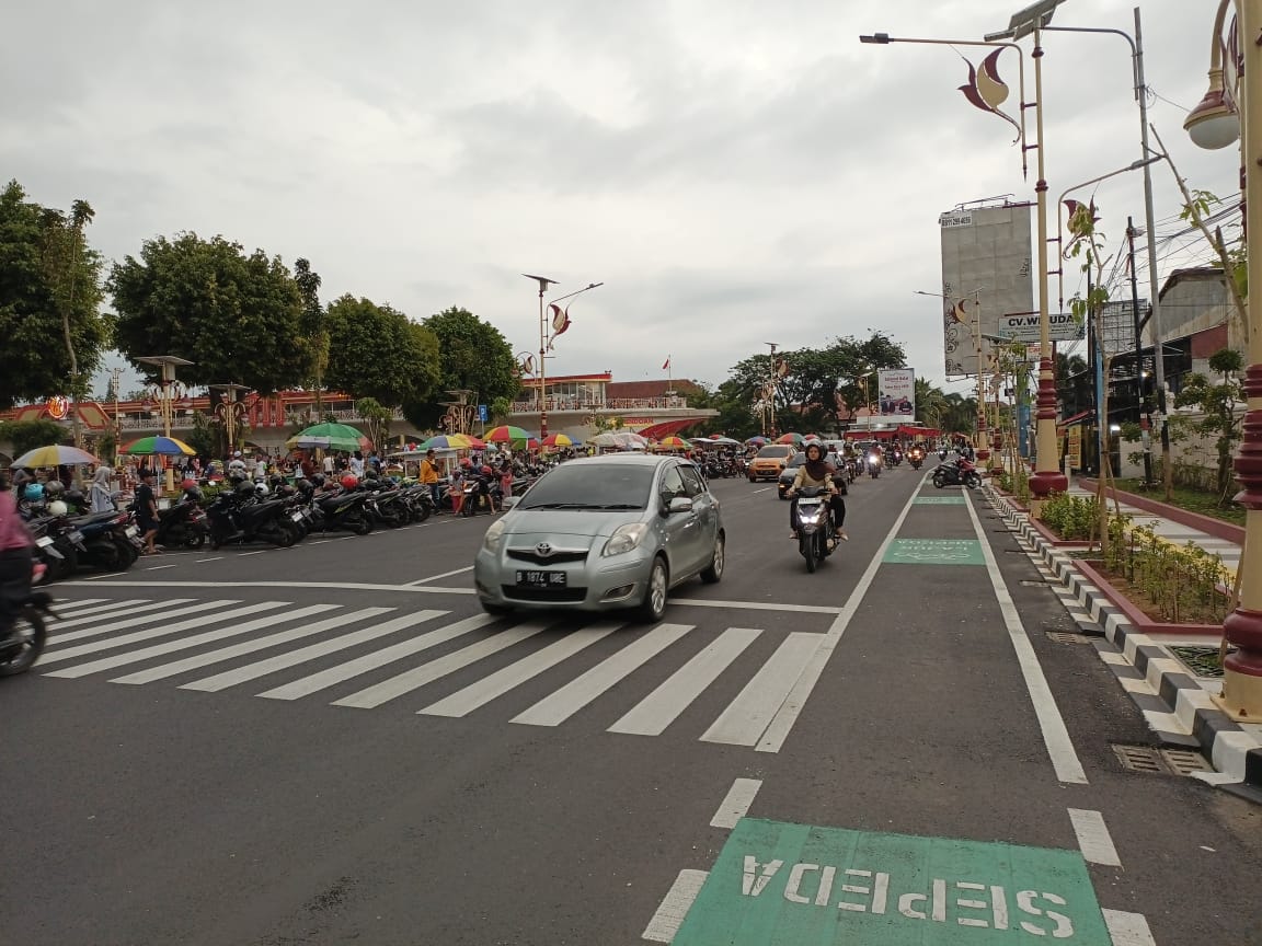 RAMAI LANCAR : Arus lalu lintas di Jalan Soekarno-Hatta terpantau ramai lancar jelang momentum pergantian tahun.