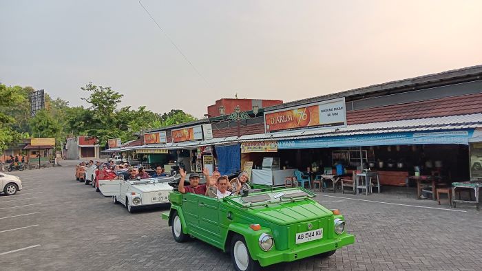 Wisatawan bisa berkeliling Imogiri menggunakan mobil lawas Volkswagen (VW) yang disediakan oleh Kelana VW.