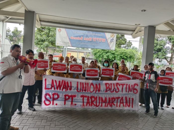BUAT LAPORAN: Para pegawai PT Tarumartani saat mendatangi Disnakertrans DIY Senin (30/12/2024). Kedatangan mereka terkait aduan 18 orang pegawai yang menolak PHK.