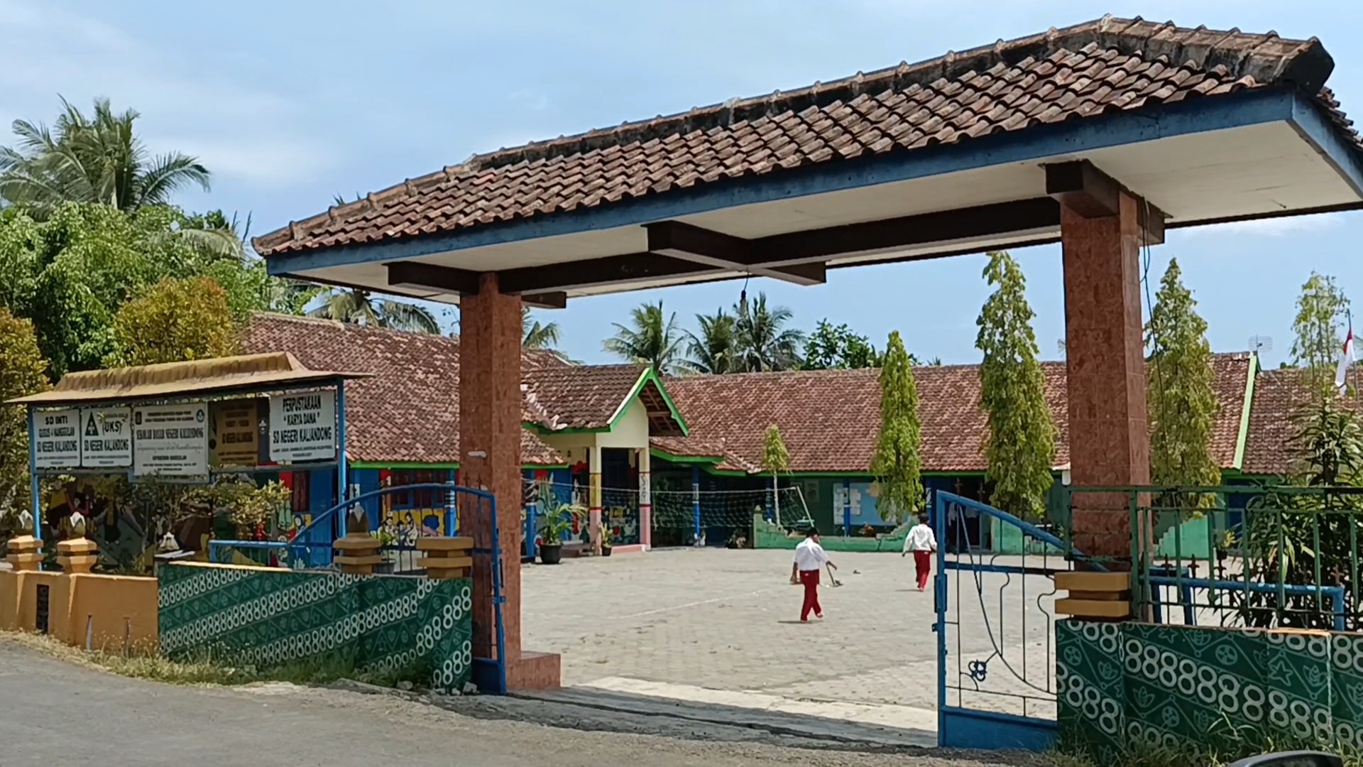 &nbsp;  AKTIVITAS: Siswa SDN Kaliandong bermain di area halaman sekolah.  &nbsp;