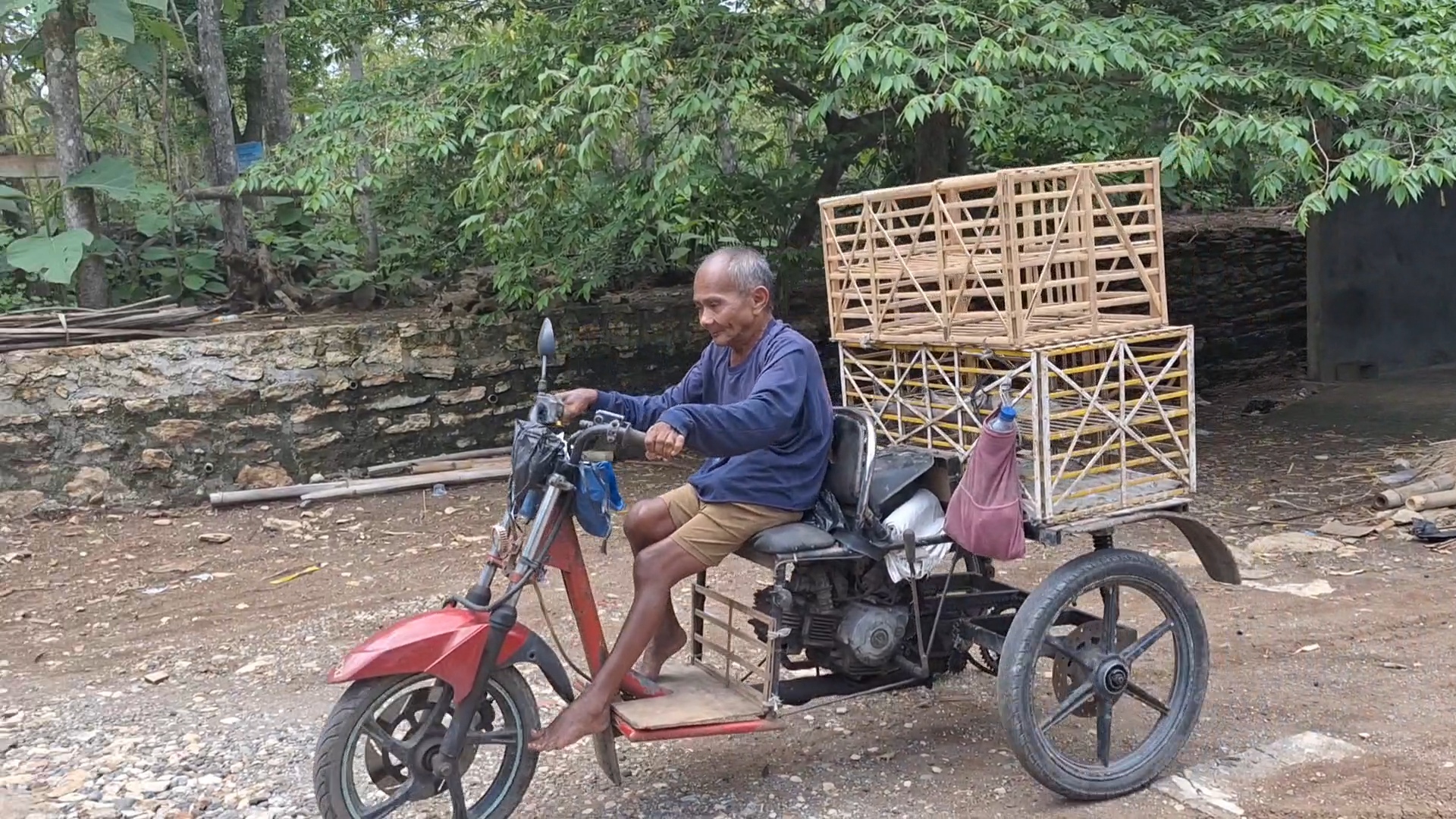 &nbsp;  KETERBATASAN: Mbah Wakiran merangkai kandang ayam di depan rumahnya.