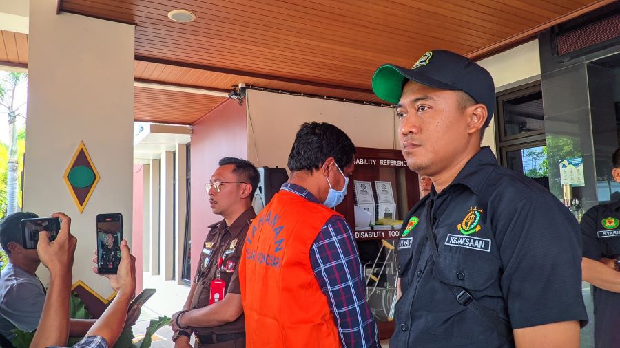 Lurah Sampang nonaktif Suharman resmi ditahan oleh Kejari Gunungkidul atas kasus korupsi tambang lahan TKD, Senin (30/12).