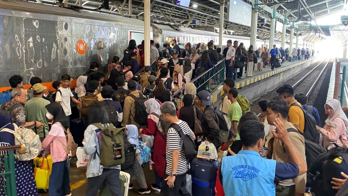 ALTERNATIF: Suasana Stasiun Tugu Yogyakarta saat masa libur Nataru. Kereta api masih menjadi transportasi alternatif masyarakat.
