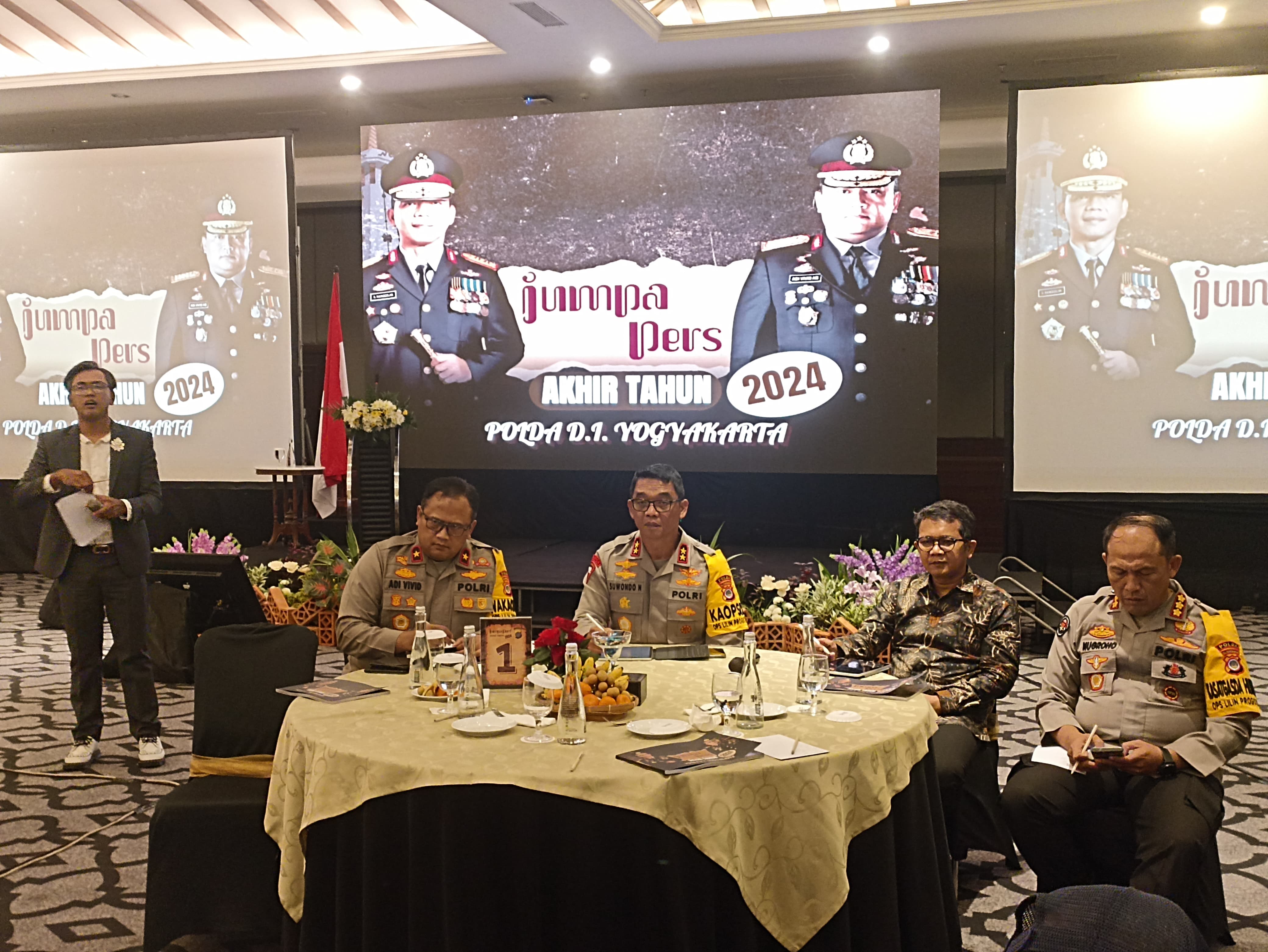 Kapolda DIY Irjen Pol Suwondo Nainggolan (tiga dari kanan) menyampaikan paparan laporan akhir tahun Polda DIY di Hotel Grand Rohan Jogja, Senin (30/12/2024)