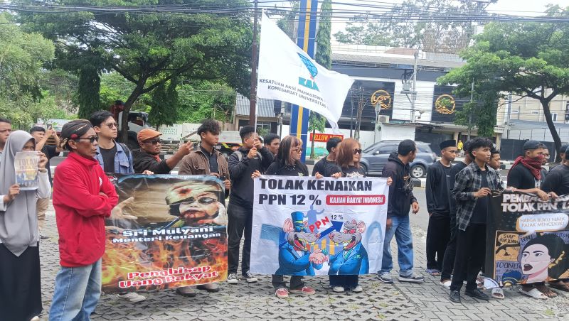 Massa aksi tolak kenaikan PPN 12% di Kantor Direktorat Jenderal Pajak DIY, Selasa (31/12/2024).