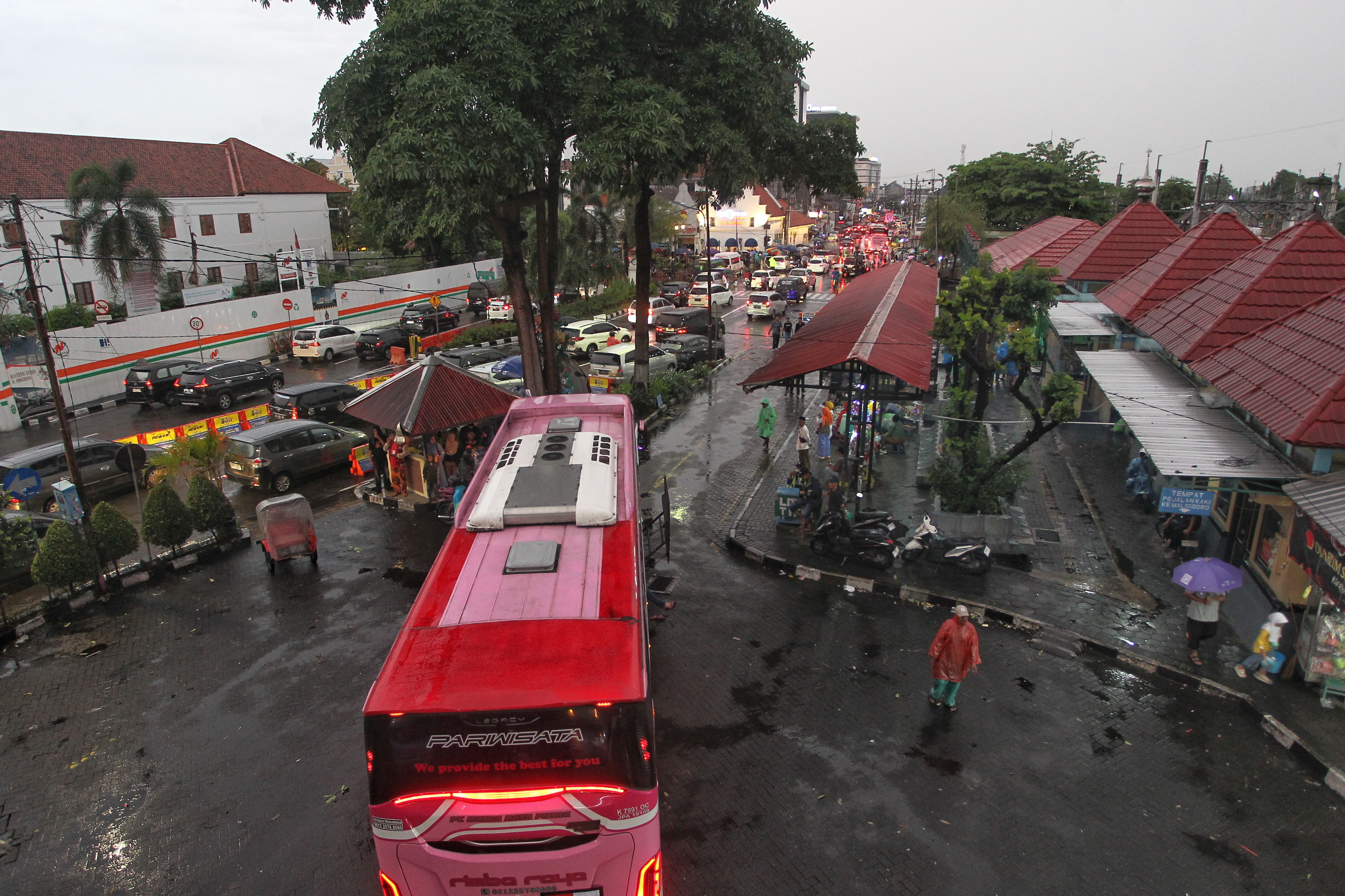 Kendaraan memadati kawasan sekitar Malioboro. Kawasan ini tetap menjadi favorit wisatawan dari berbagai daerah.
