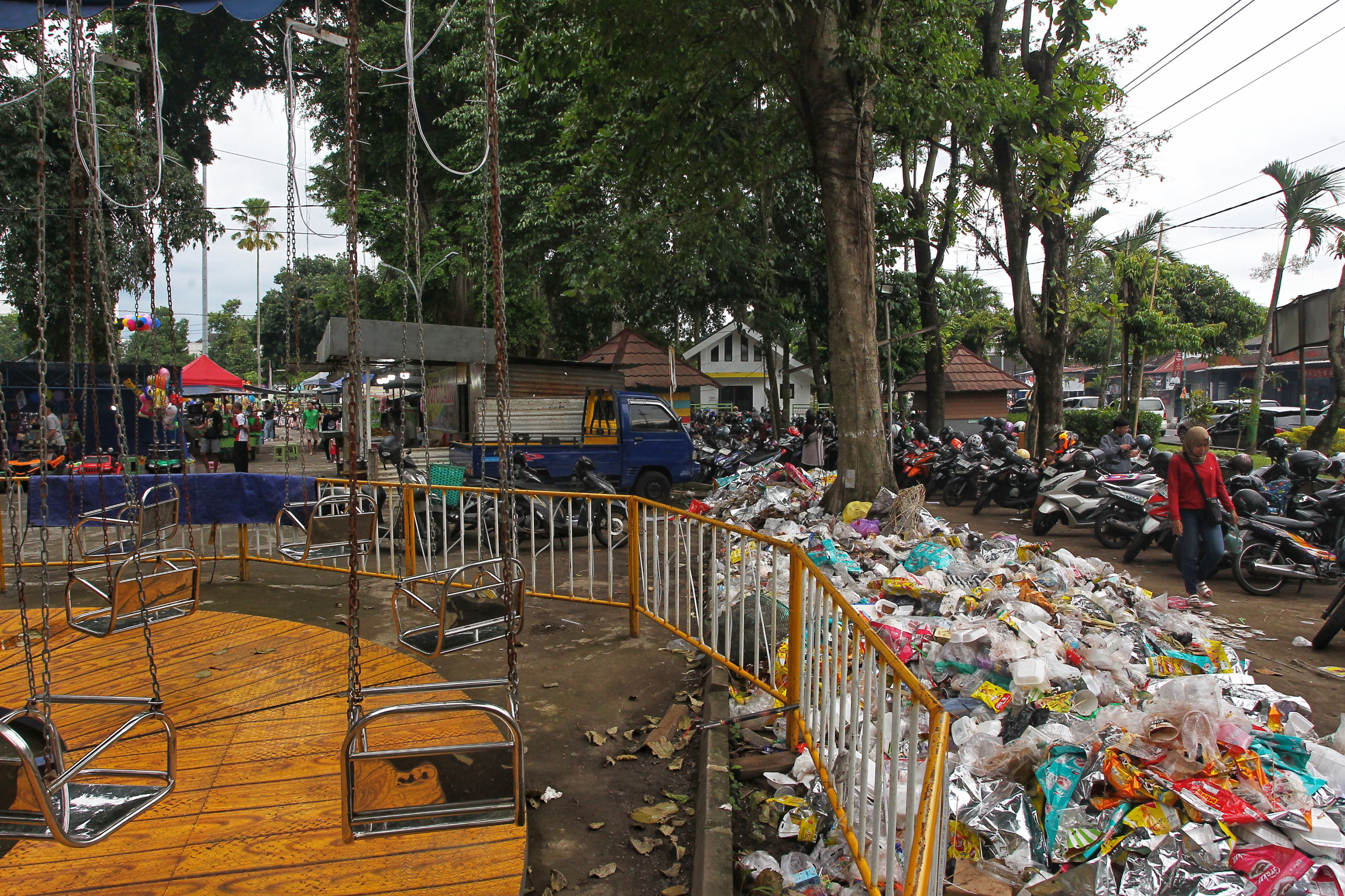 Sampah sisa tahun baru di lapangan Denggung Sleman