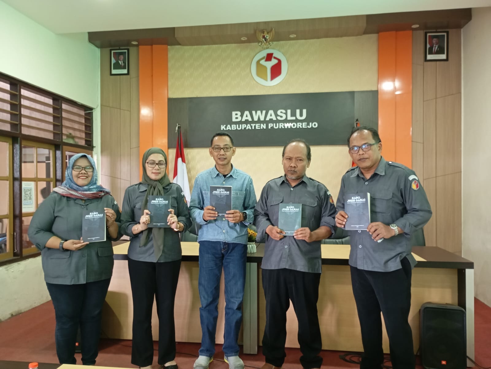 Bedah buku dan peluncuran buku berjudul Sang Juru Damai: Bawaslu dan Resolusi Sengketa Proses Pemilu pada Senin (30/12).