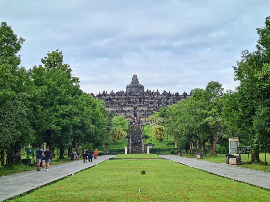 MULAI DIKUNJUNGI: Pada momentum tahun baru ini, sudah ada sejumlah pengunjung yang mengunjungi Candi Borobudur, Rabu (1/1/2025).