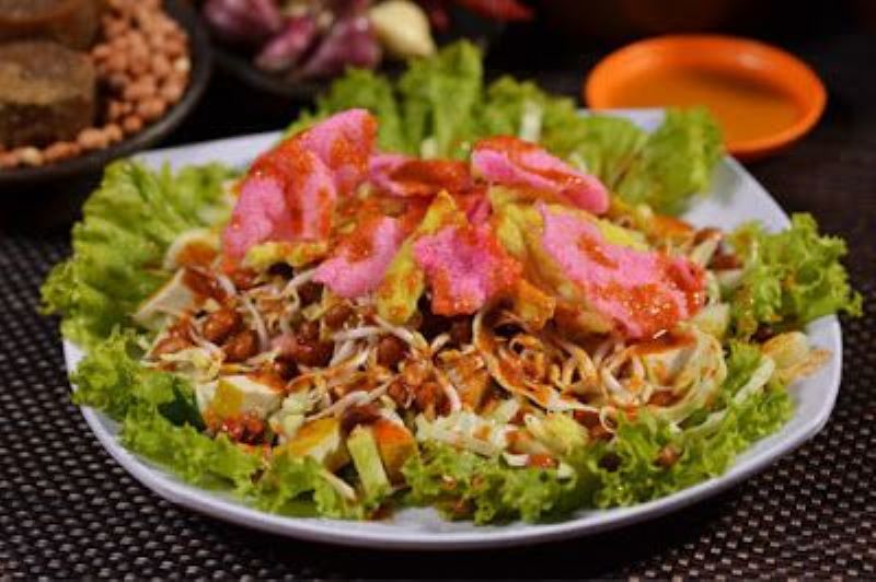 Perpaduan sempurna antara buah dan sayur dalam saus kacang yang menggoda selera.