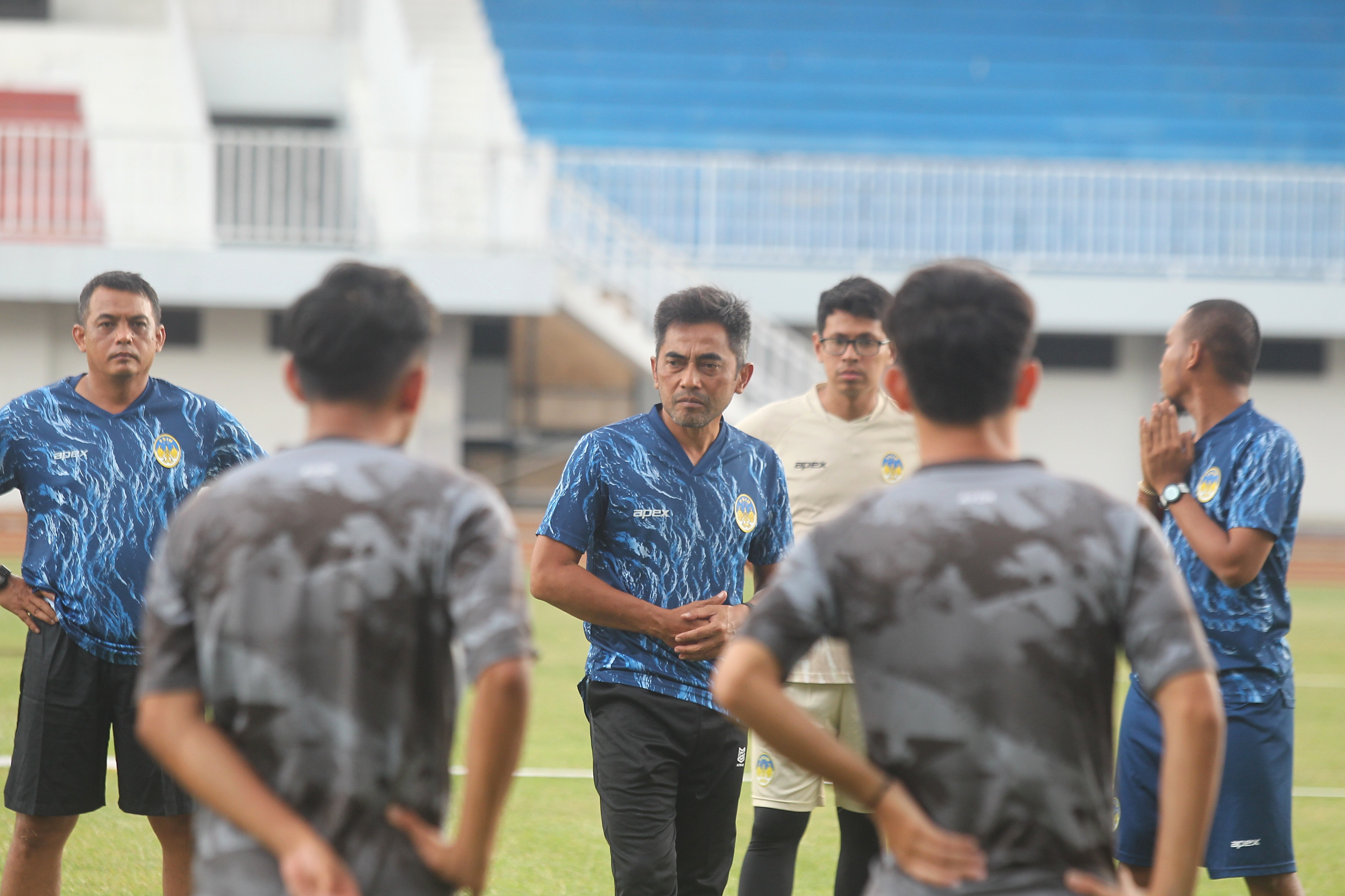 Seto Nurdiyantara bersama jajaran pelatih PSIM Jogja
