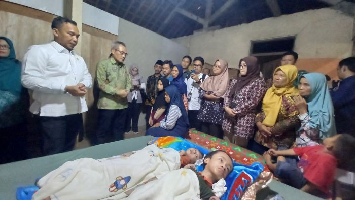 MEMPRIHATINKAN: Ahmad dan Reza hanya bisa terbaring di kasurnya saat Mendukbangga Wihaji dan Bupati Bantul Abdul Halim Muslih mengunjungi rumahnya di Dlingo Kamis (2/1/2025)