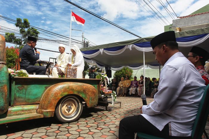 Menteri Kependudukan dan Pembangunan Keluarga Wihaji menjadi saksi nikah calon pengantin yang mengikuti acara nikah bareng secara gratis, di Kantor Urusan Agama (KUA) Kapanewon Sewon Bantul (2/1/2025)