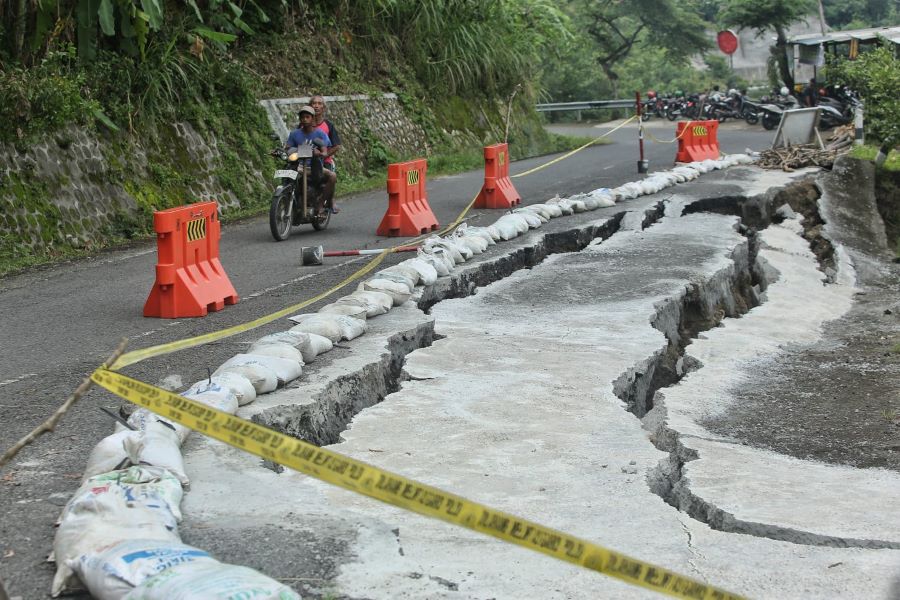 AMBLES: Jalan Hargomulyo - Kalurahan Watugajah, Kapanewon Gedangsari, Gunungkidul, semakin mengkhawatirkan.