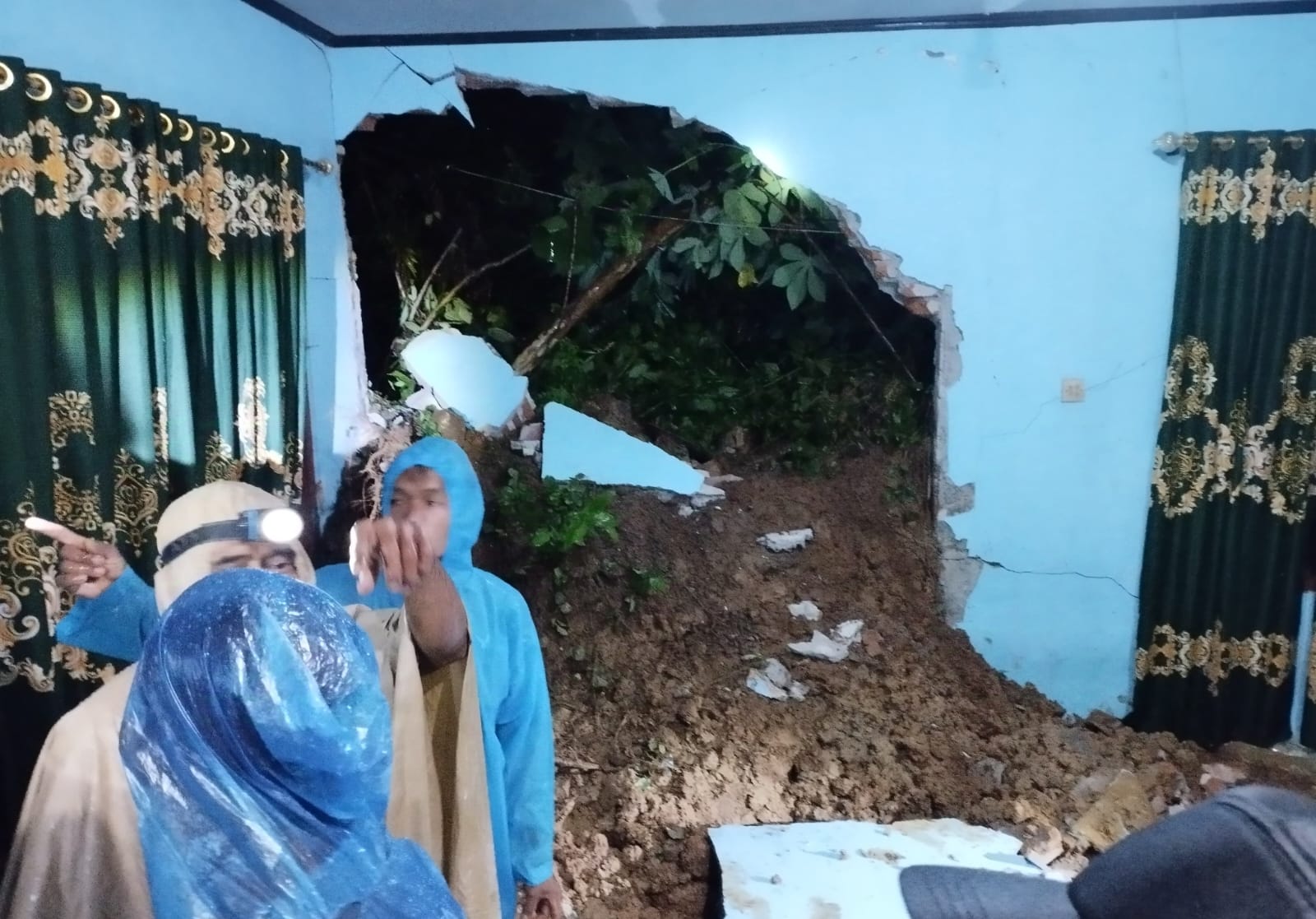 Kondisi rumah milih Wakhid warga Desa Kalikalong, Loano, Purworejo usai terkena longsor pada Rabu (1/1/2025) malam.
