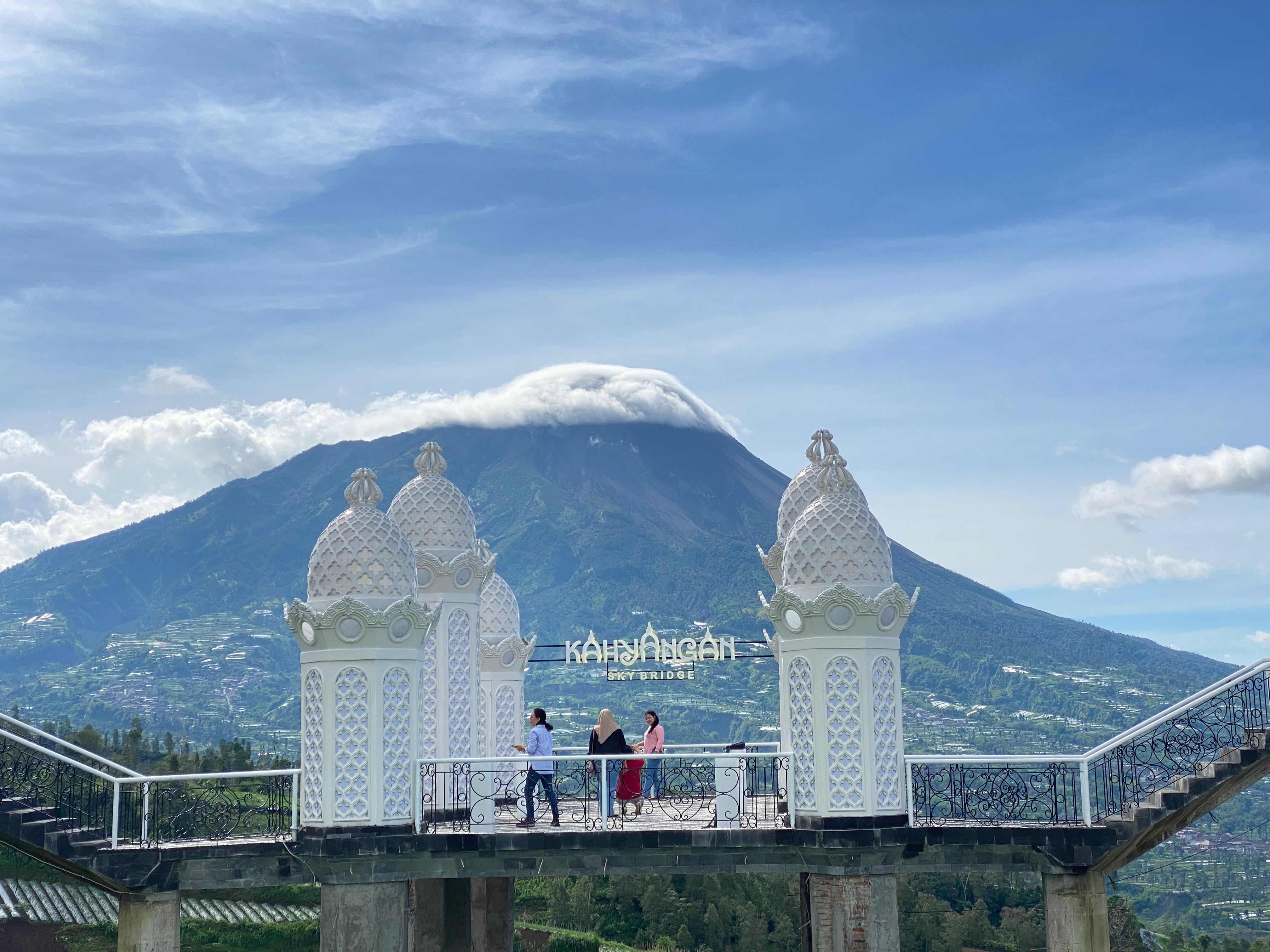 IKON BARU: Negeri Kahyangan di Kecamatan Sawangan ini memiliki daya tarik baru berupa sky bridge.