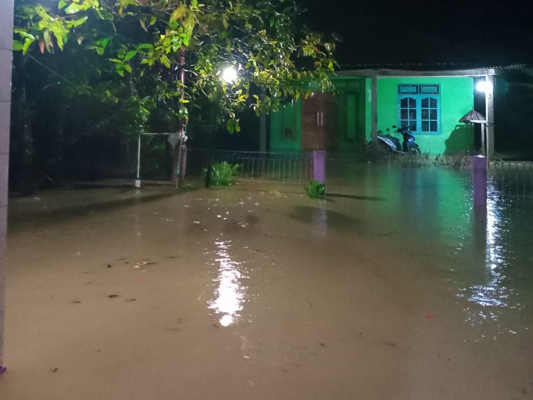BERANGSUR SURUT : Banjir merendam permukiman warga di Desa Pringtutul, Kecamatan Rowokele akibat luapan air sungai pada Rabu (1/1) malam.  &nbsp;