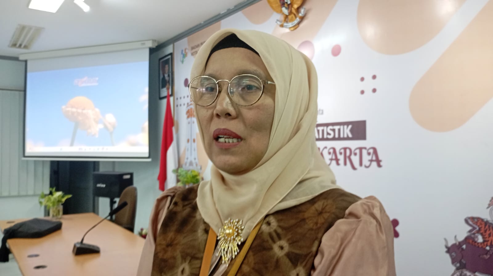 WASPADA INFLASI: Kepala BPS Kota Jogja Mainil Asni saat ditemui, Kamis (2/1/2025).  (IWAN NURWANTO/Radar Jogja)