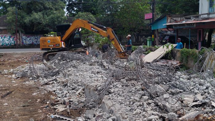 EKSEKUSI: Bangunan Pasar Burung Gawok dibongkar menggunakan alat berat Kamis (2/1/2025).