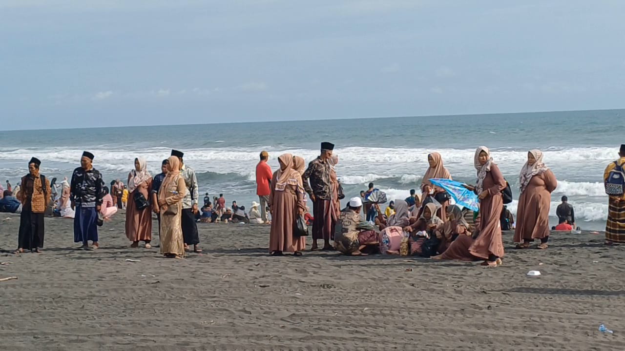 OBWIS FAVORIT: Wisatawan menghabiskan masa libur Nataru dengan mengunjungi Pantai Dewaruci pada, Rabu (1/1). Obwis&nbsp; di Desa Jatimalang, Purwodadi, Purworejo dikunjungi sebanyak 23.970 orang.